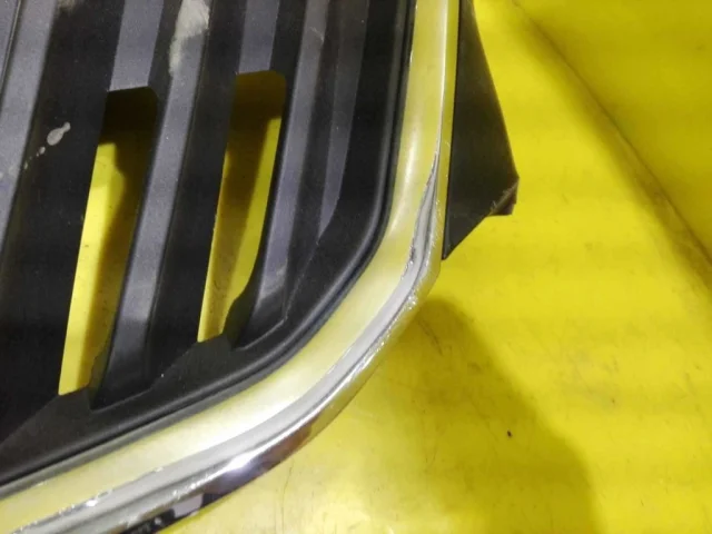 Решетка переднего бампера для Skoda Rapid I NH3 2012-2017 на фотографиях