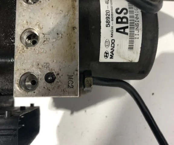 Блок ABS для Hyundai Solaris 1 рестайлинг 2014-2017 на фотографиях