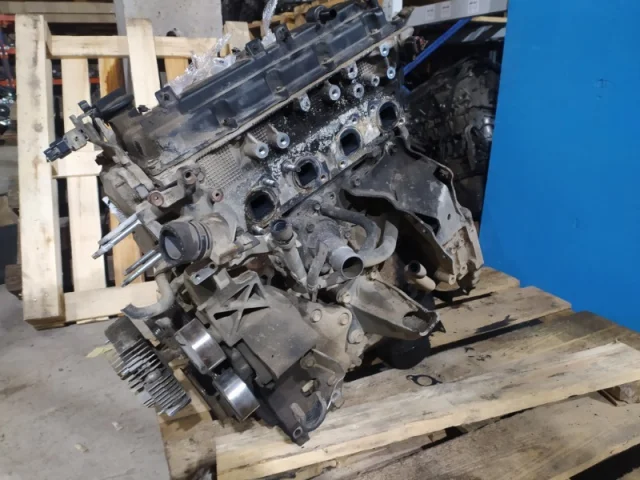 Двигатель для Nissan Navara D40 rest 2010-2015 на фотографиях