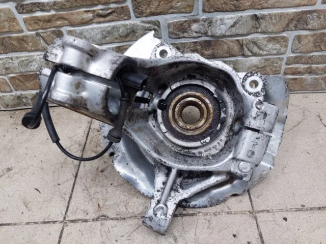 Кулак поворотный левый для Land Rover Range Rover Evoque L538 2011-2015 на фотографиях