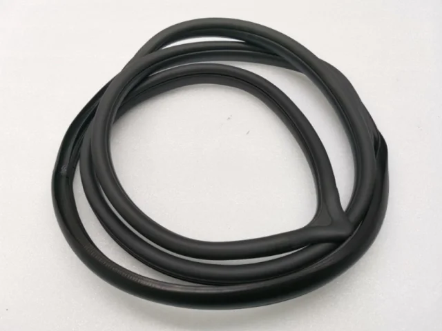 Уплотнитель передней правой двери для Hyundai Solaris 2 (2017-2022) на фотографиях