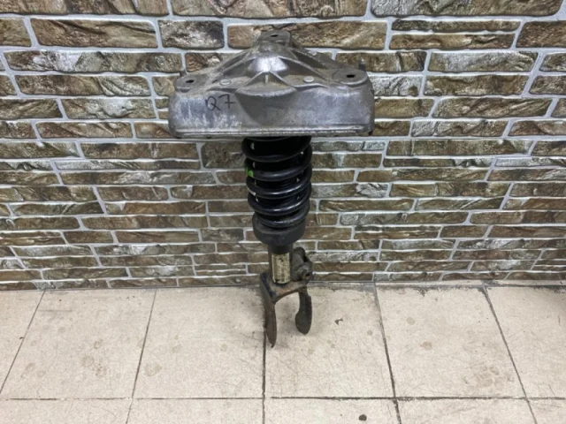 Амортизатор передний левый для Audi Q7 4L 2005-2015 на фотографиях