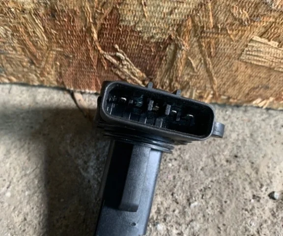 Датчик массового расхода воздуха для Volvo C30 MK 2006-2013 на фотографиях