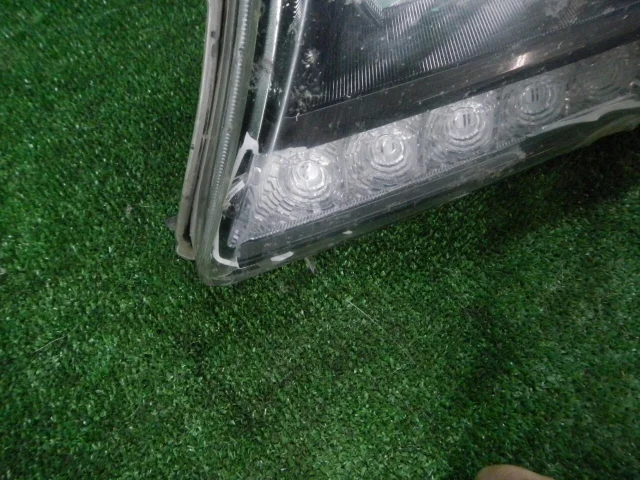 Фара левая для Toyota Land Cruiser 200 2007-2015 на фотографиях