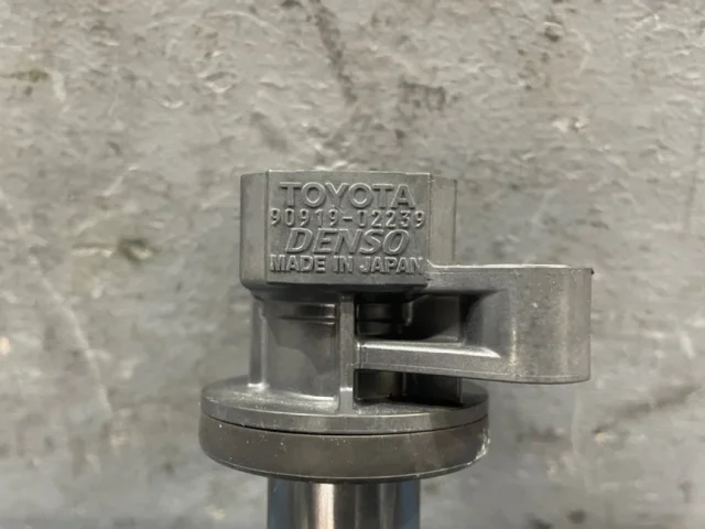 Катушка зажигания для Toyota Corolla E120/E130 Хэтчбек 2001-2007 на фотографиях