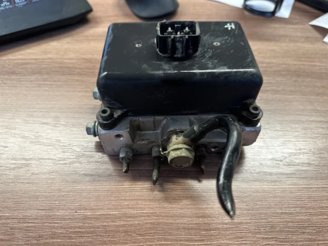 Блок клапанов пневмоподвески для Lexus LX J200 2007-2015 на фотографиях