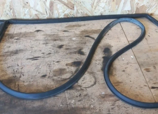 Уплотнитель задней правой двери для Hyundai Solaris 1 рестайлинг 2014-2017 на фотографиях