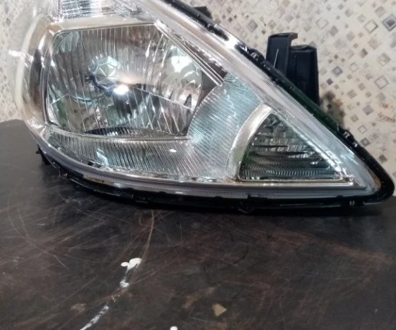 Фары для Nissan Tiida C11 Хэтчбек 2007-2014 на фотографиях