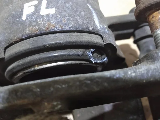 Суппорт передний левый для Suzuki Grand Vitara 2005-2014 на фотографиях