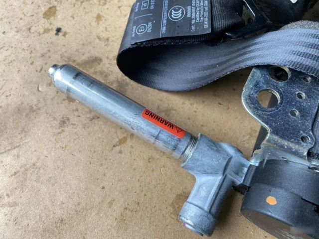 Ремень безопасности задний левый для Volvo C30 MK 2006-2013 на фотографиях