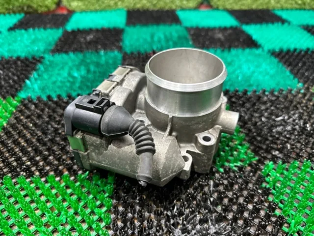 Дроссельная заслонка для Audi A4 B6 2000-2004 на фотографиях