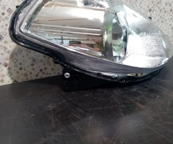 Фары для Nissan Tiida C11 Хэтчбек 2007-2014 на фотографиях