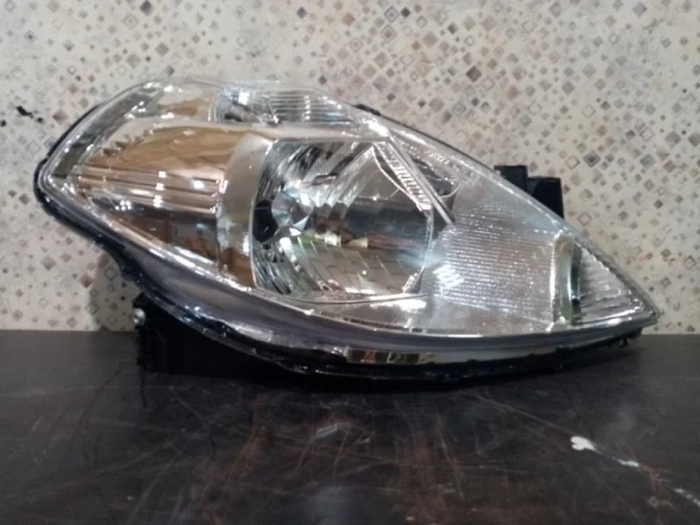 Фары для Nissan Tiida C11 Хэтчбек 2007-2014 на фотографиях