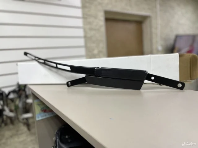 Поводок лобового стеклоочистителя правый для Audi Q7 4L 2005-2015 на фотографиях