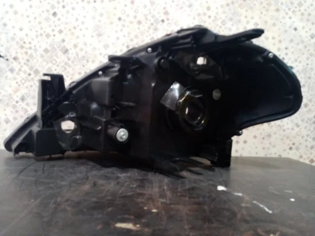 Фары для Nissan Tiida C11 Хэтчбек 2007-2014 на фотографиях