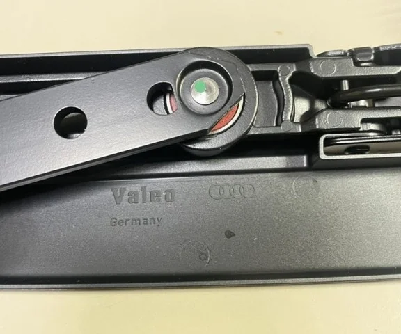 Поводок лобового стеклоочистителя правый для Audi Q7 4L 2005-2015 на фотографиях