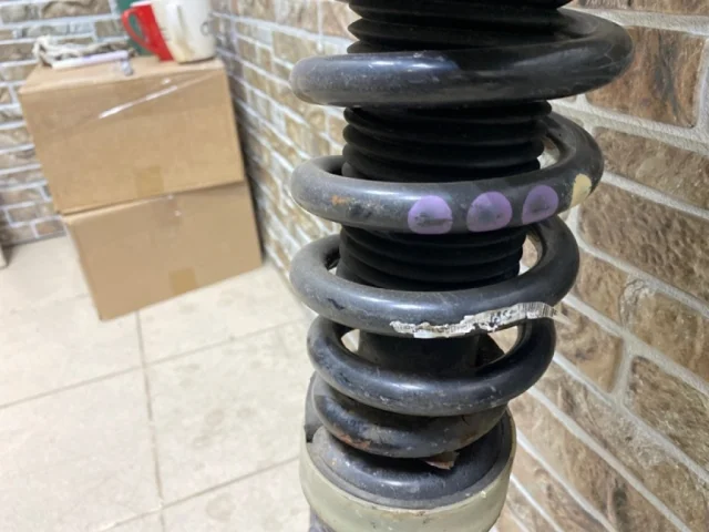 Амортизатор передний правый для Audi Q7 4L 2005-2015 на фотографиях