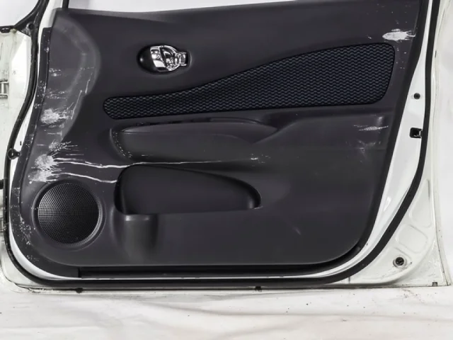 Двери для Nissan Note E12 2012-2020 на фотографиях