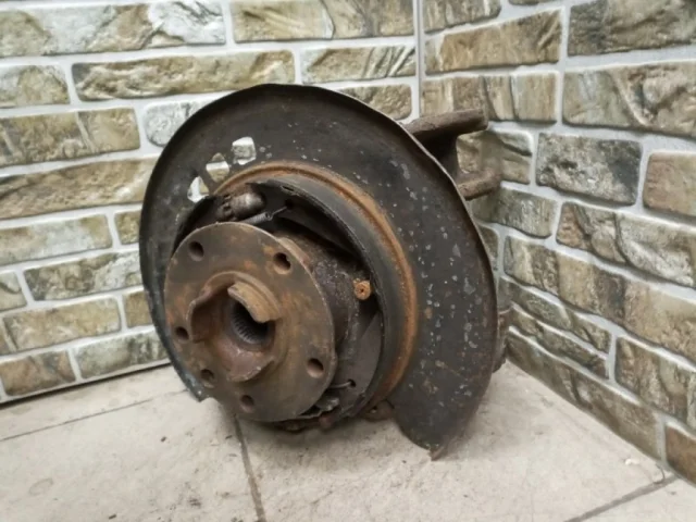 Кулак задний левый для Audi Q7 4L 2005-2015 на фотографиях