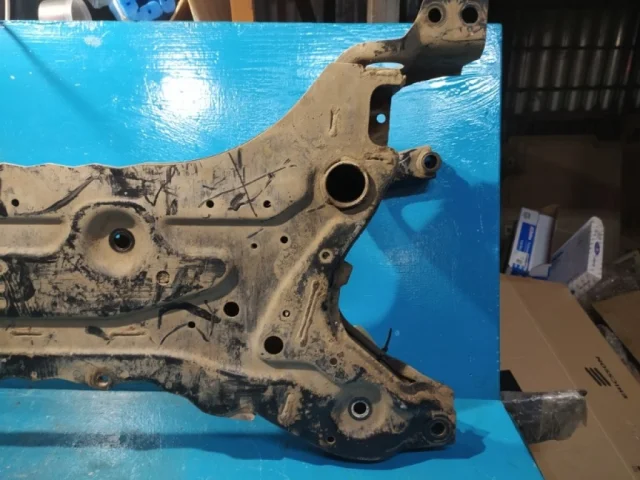 Подрамник двигателя для Mitsubishi Outlander III GF0W 2012-2016 на фотографиях