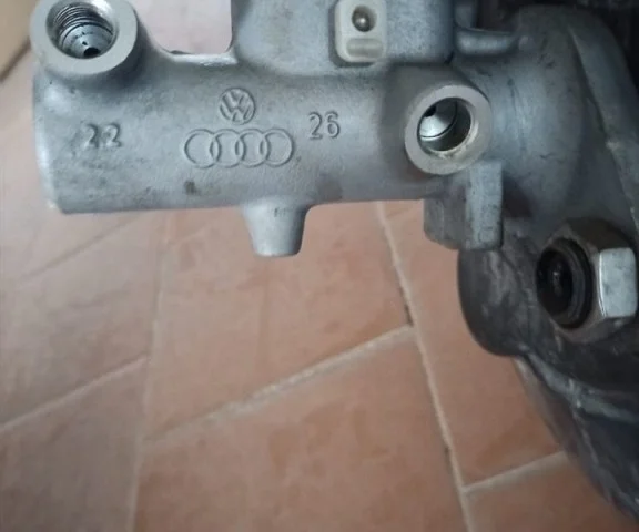 Главный тормозной цилиндр для Audi Q7 4L 2005-2015 на фотографиях