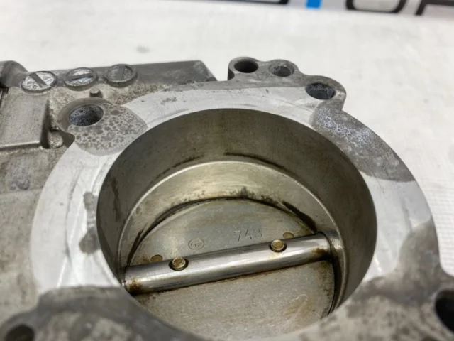 Дроссельная заслонка для Mercedes-Benz C class W203 2000-2007 на фотографиях