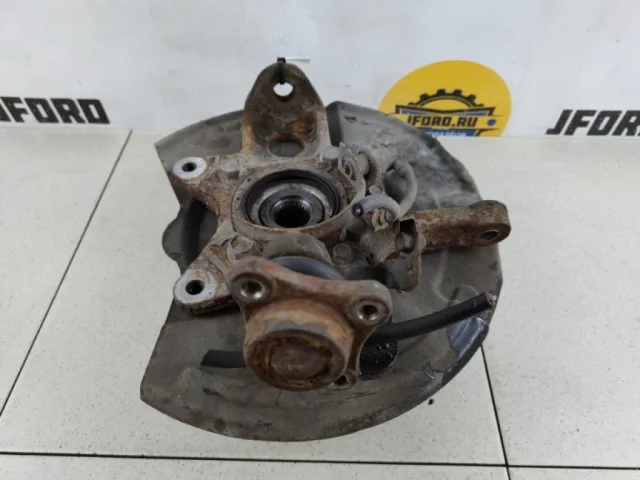 Кулак поворотный левый для Mitsubishi Pajero V90 5dr 2006-2011 на фотографиях