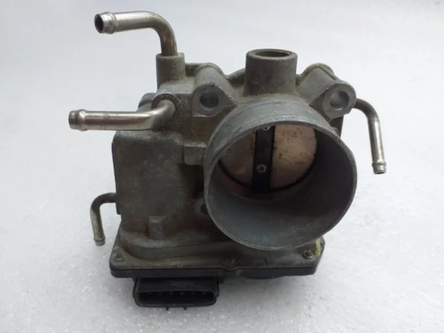 Дроссельная заслонка для Toyota RAV4 XA30 2005-2012 на фотографиях