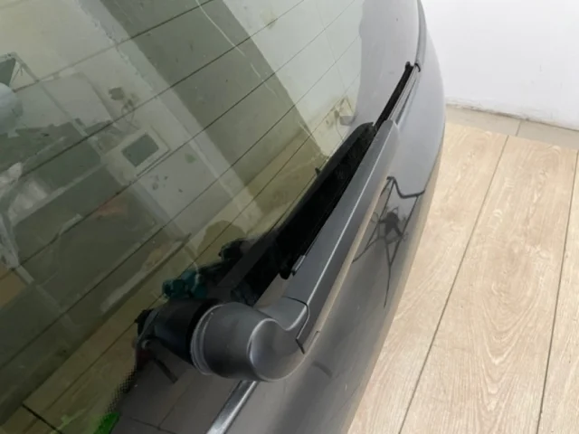 Поводок стеклоочистителя задний для Audi Q7 4M 2015+ на фотографиях