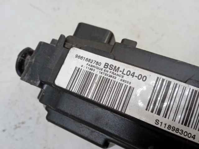 Блок предохранителей салона для Citroen C4 Хэтчбек 2004-2011 на фотографиях