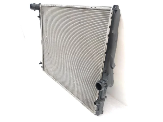Радиатор охлаждения ДВС для BMW X3 Е83 2003-2010 на фотографиях
