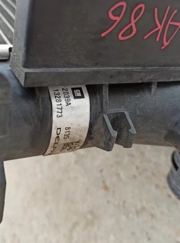 Радиатор охлаждения ДВС для Opel Astra J Хэтчбек 2009-2017 на фотографиях