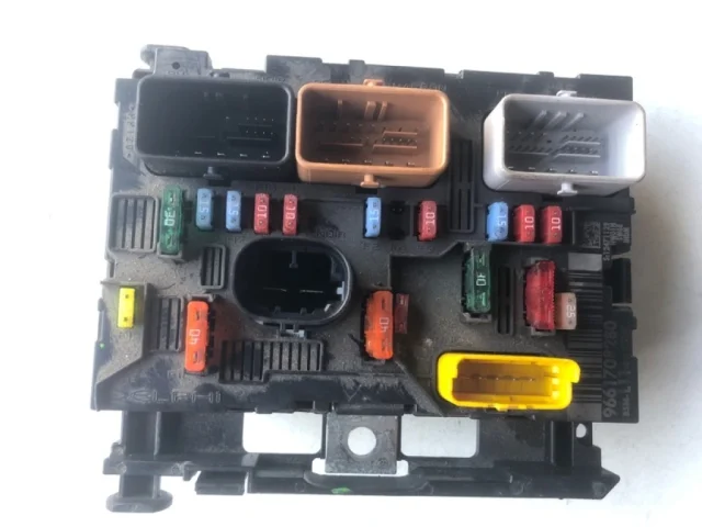 Корпус блока предохранителей для Citroen C4 Хэтчбек 2004-2011 на фотографиях