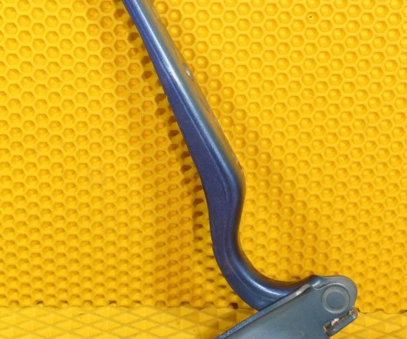 Петля капота левая для Skoda Rapid I rest NH3 2017-2020 на фотографиях