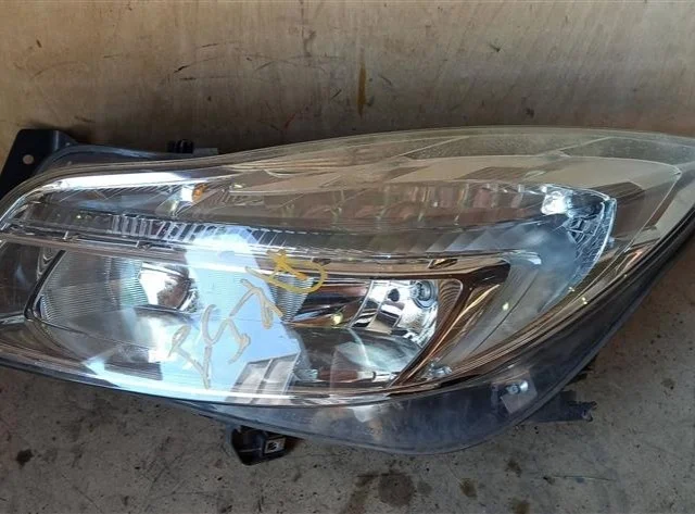 Фары для Opel Insignia Универсал A 2008-2017 на фотографиях