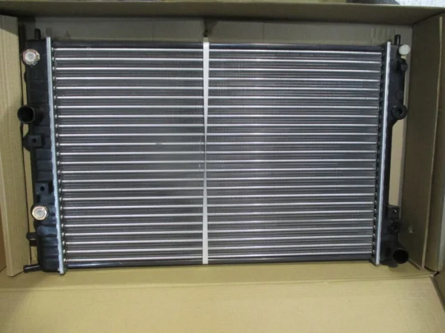 Радиатор охлаждения ДВС для Chevrolet Cruze 1 J300 2009-2015 на фотографиях