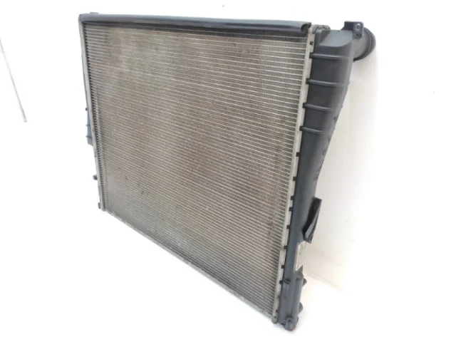 Радиатор охлаждения ДВС для BMW X3 Е83 2003-2010 на фотографиях