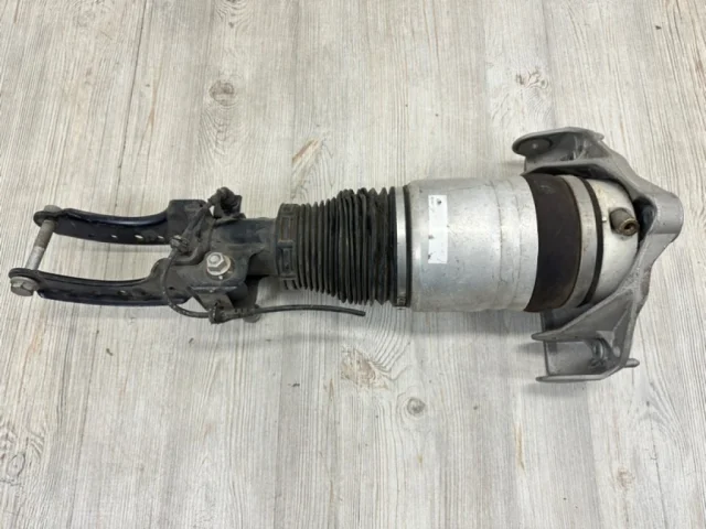 Пневмостойка передняя правая для Audi Q7 4L 2005-2015 на фотографиях