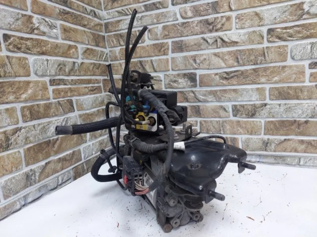 Компрессор пневмоподвески передний для Jeep Grand Cherokee 4 WK2 2010-2013 на фотографиях