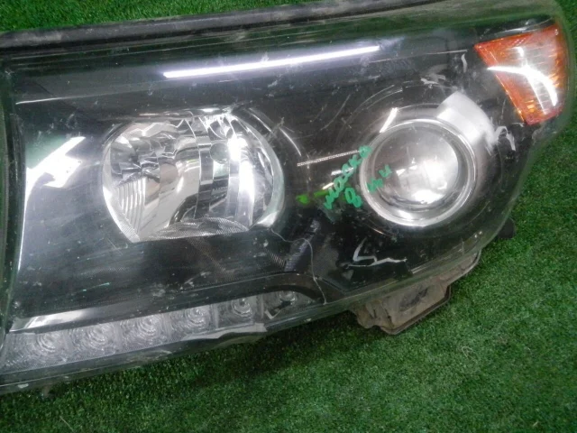 Фара левая для Toyota Land Cruiser 200 2007-2015 на фотографиях