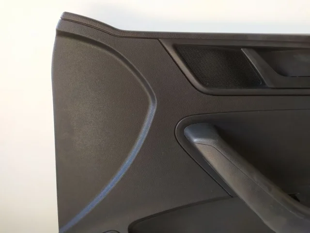 Уплотнитель передней правой двери для Skoda Rapid I rest NH3 2017-2020 на фотографиях