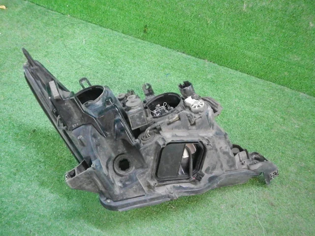 Фара левая для Lexus LX J200 2007-2015 на фотографиях