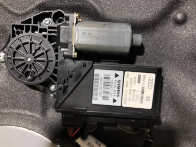 Дверь передняя правая для Audi A4 B6 2000-2004 на фотографиях