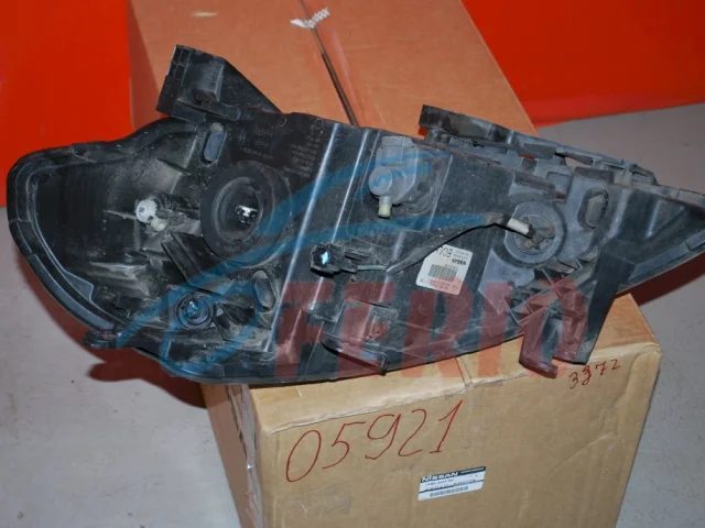 Фары для Nissan Tiida C11 Хэтчбек 2007-2014 на фотографиях