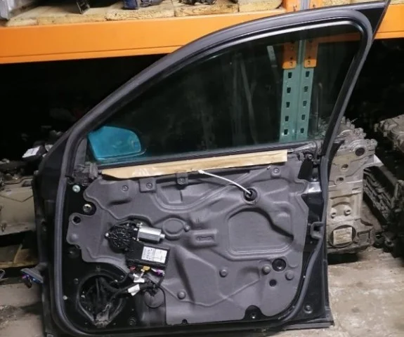 Дверь передняя правая для Audi A4 B6 2000-2004 на фотографиях