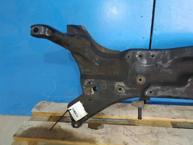 Подрамник двигателя для Mitsubishi Outlander 1 CU0W 2002-2009 на фотографиях