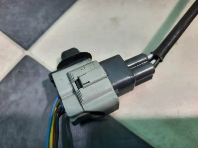 Лямбда-зонд (верхний) для Toyota RAV4 XA30 2005-2012 на фотографиях