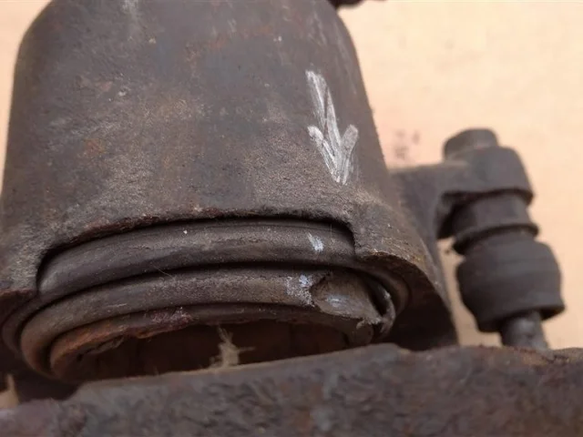 Суппорт передний правый для Toyota RAV4 XA20 2000-2005 на фотографиях