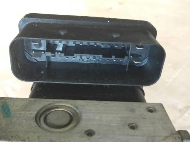 Блок ABS для Suzuki Grand Vitara 2005-2014 на фотографиях