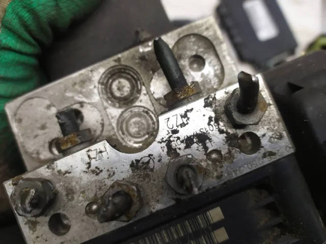 Блок ABS для Mercedes-Benz E class W211 2002-2009 на фотографиях